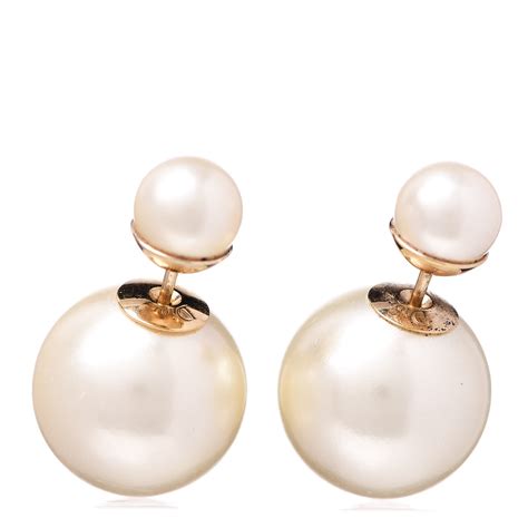dior pearl earring.jpg